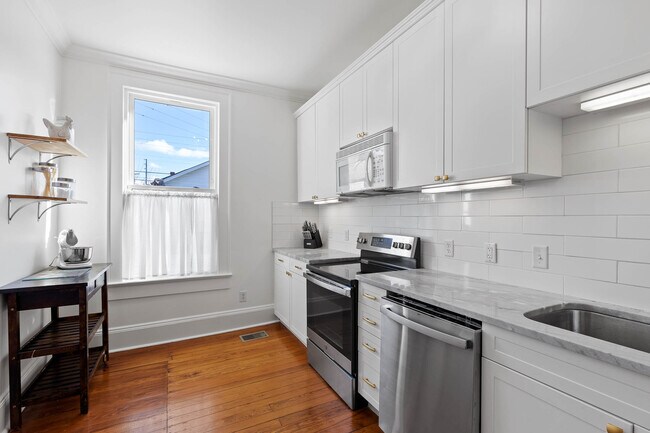 Cocina renovada con encimeras de granito y electrodomésticos. - 2015 E 12th St