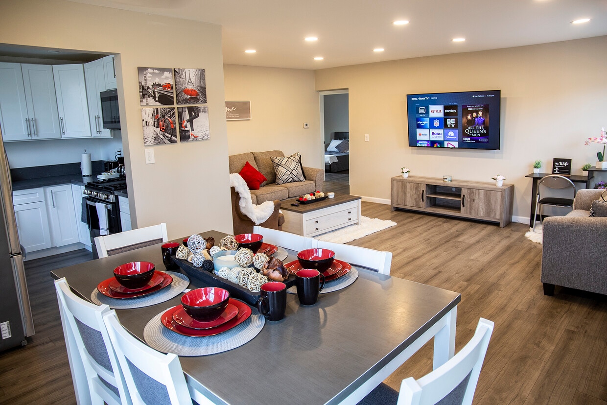 Mesa de comedor - 6901 Lindley Ave