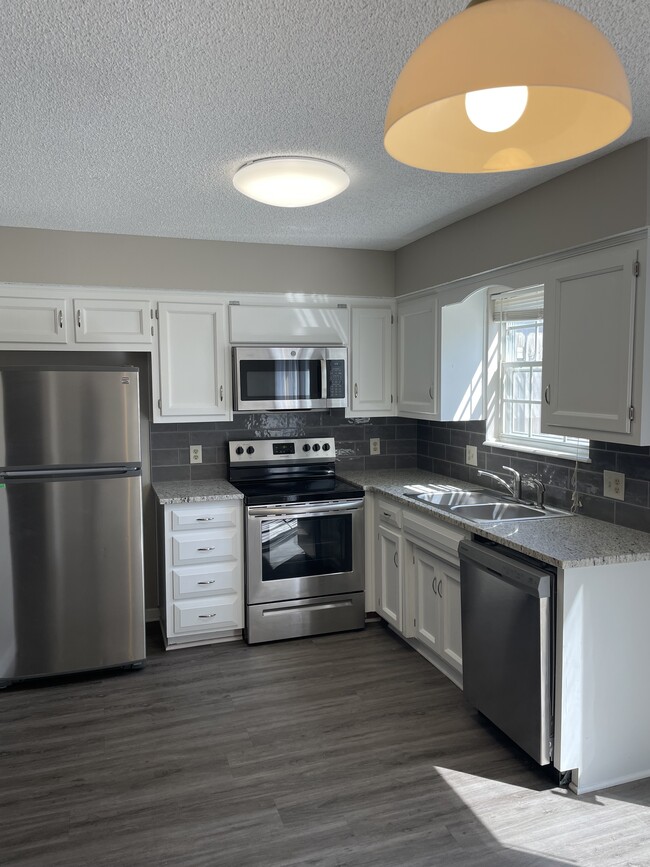 Foto del edificio - 5617-5623 NW 66th Terrace