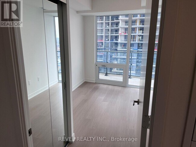 Photo du bâtiment - 448 Burnhamthorpe Rd W