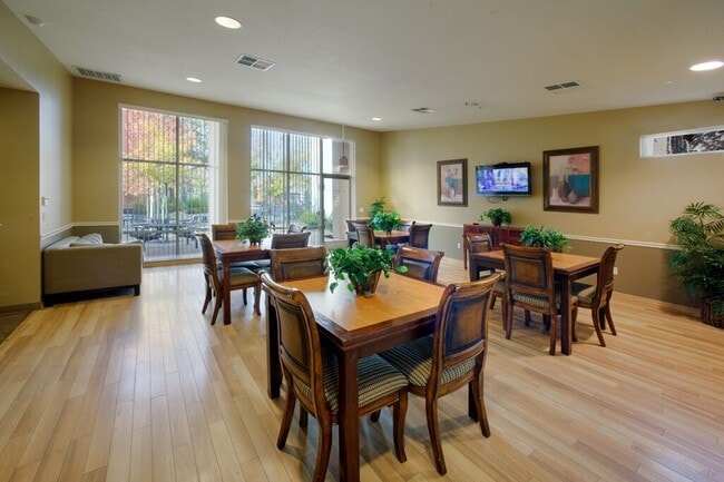 Building Photo - Oak Village