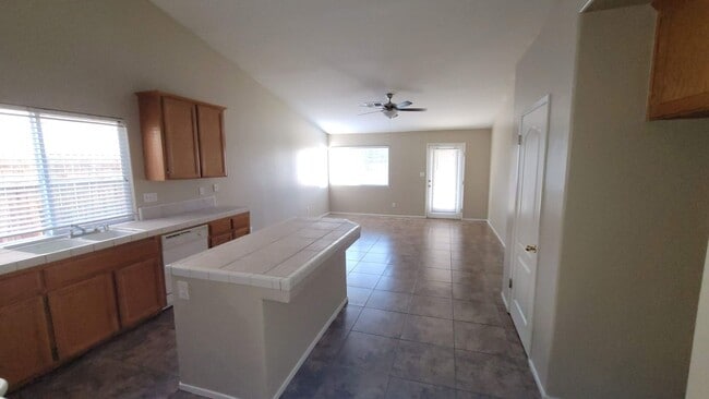 Building Photo - 4 bedroom 2-baths