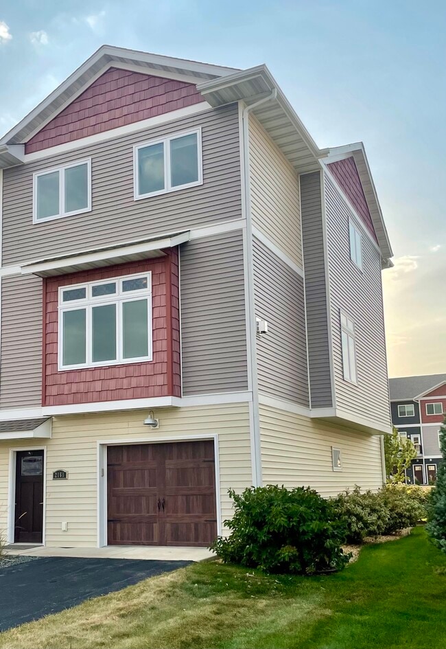 Building Photo - 2161 Rolling Green Ln