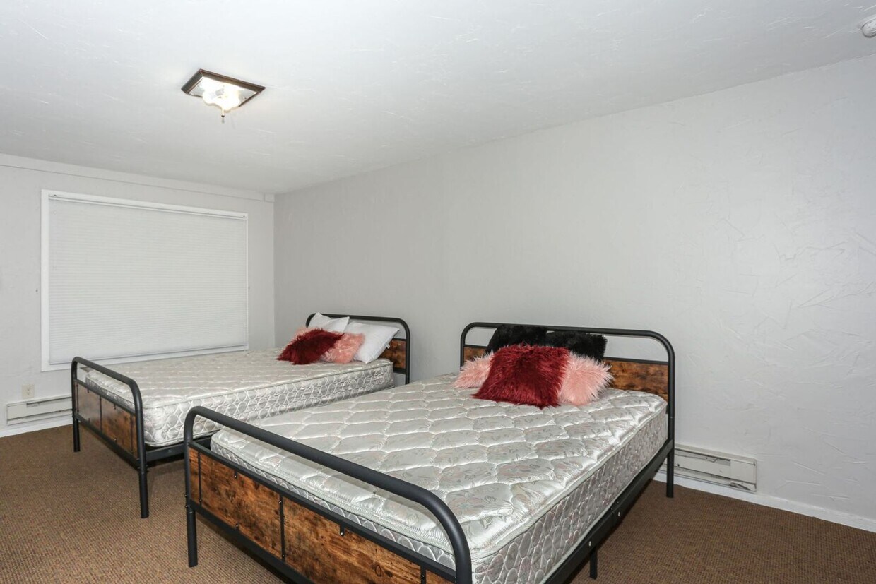 Foto principal - Walk to everything! Partially Furnished! 6...