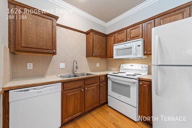 Building Photo - ? Gorgeous 2-Bedroom Townhome with a Huge ...