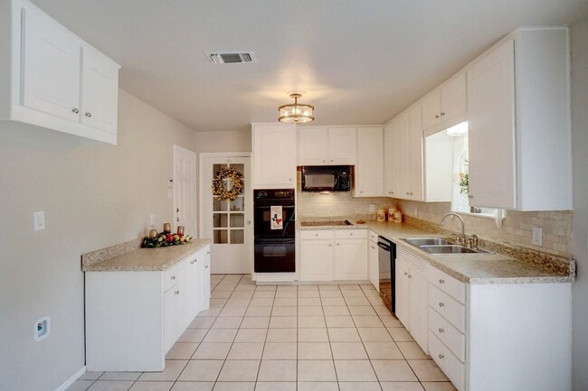 Building Photo - Updated 3 Bedroom / 2 Bathroom