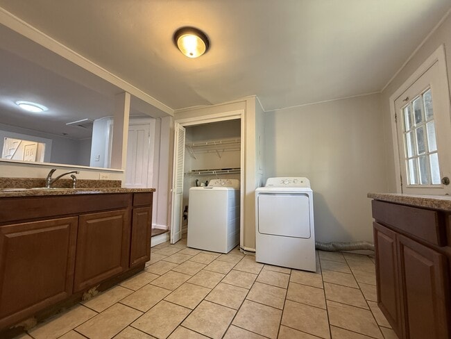 Building Photo - 19 N Lake Ave