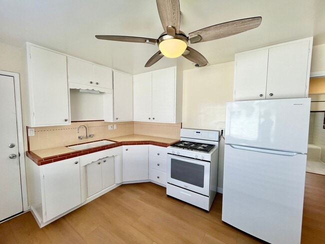 Foto del edificio - 4345 Central Ave