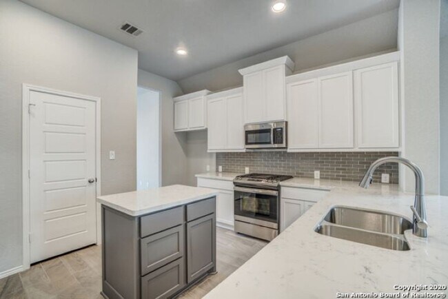 Building Photo - Stunning Home with Gourmet Kitchen and Pri...