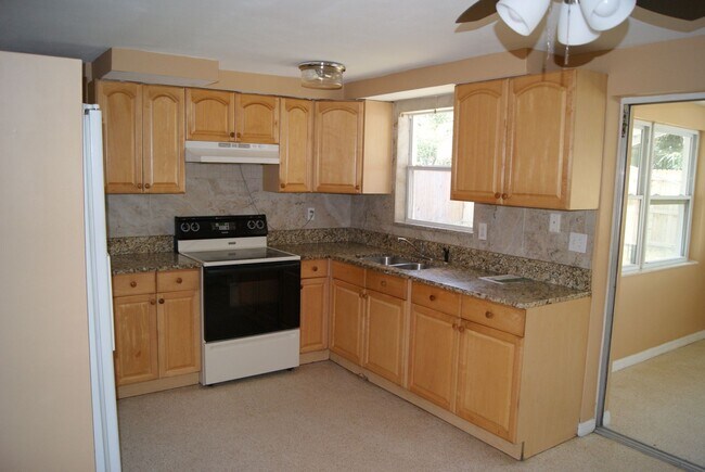 Building Photo - Cozy 2 Bedroom 1.5 Bathroom 1 Car Garage h...