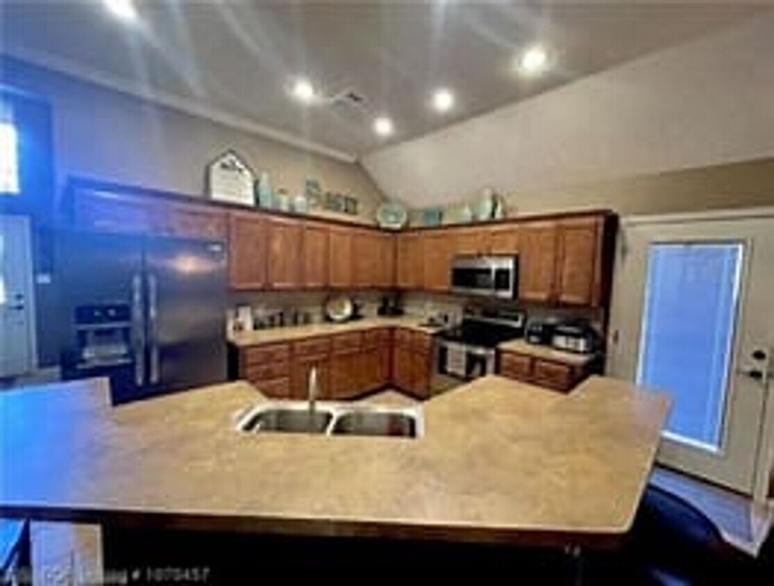 Building Photo - Three Bedroom/Two Bath Home
