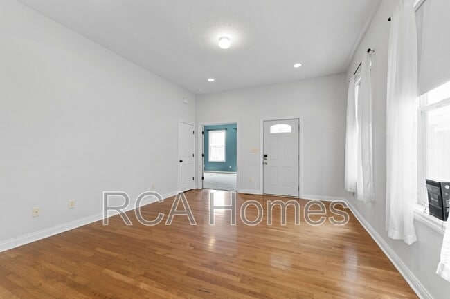 Building Photo - 726 Sanders St