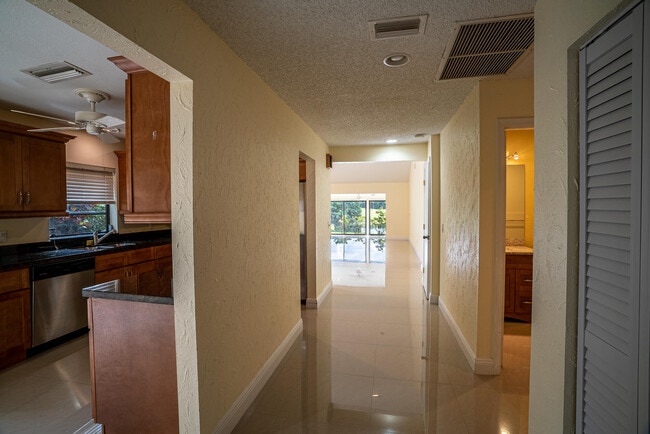 Foto del edificio - 8410 Cypress Ln