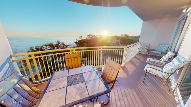 Building Photo - 2228 Beach Dr
