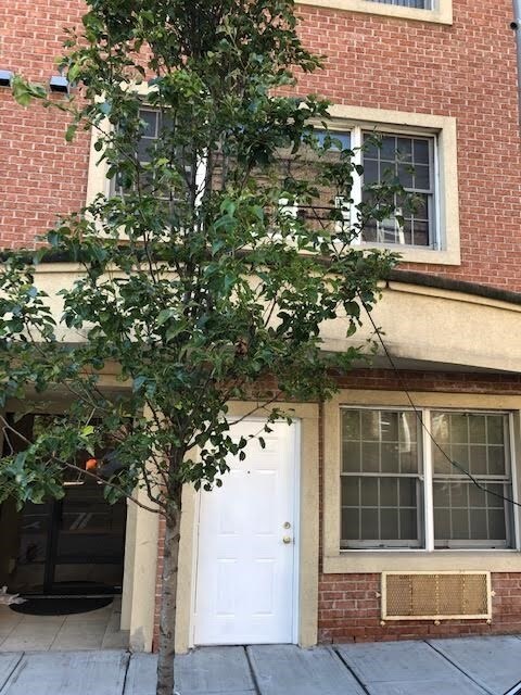 Primary Photo - 2700 Summit Ave