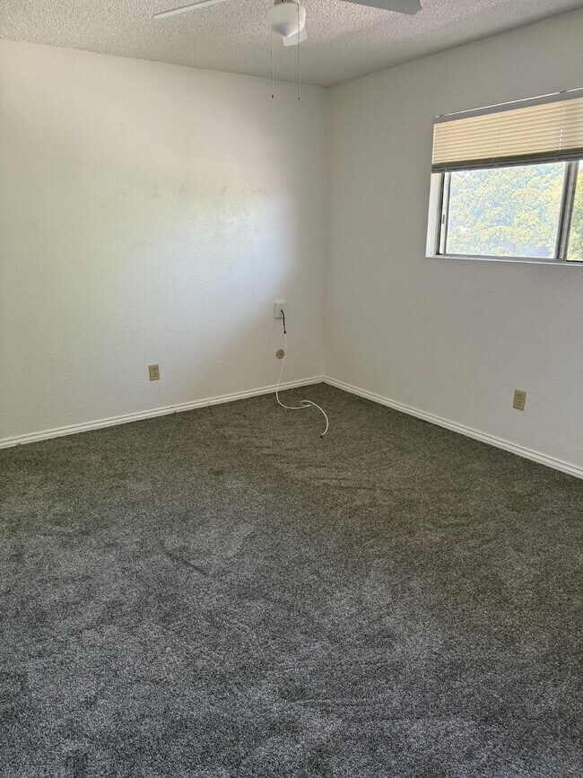 Foto del edificio - Updated 2 Bed, 2 Bath Unit with Appliances Included