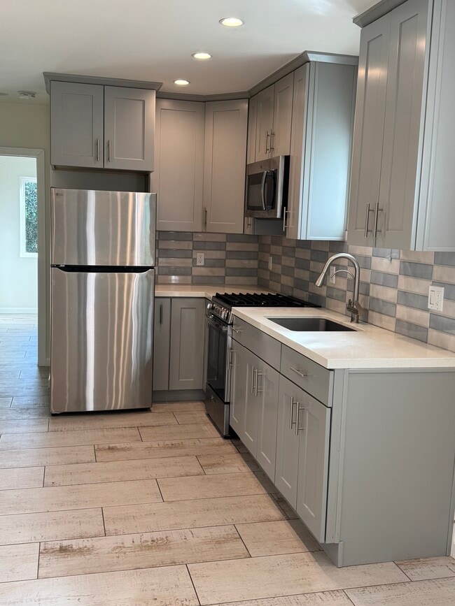 Foto del edificio - 10166 Petit Ave