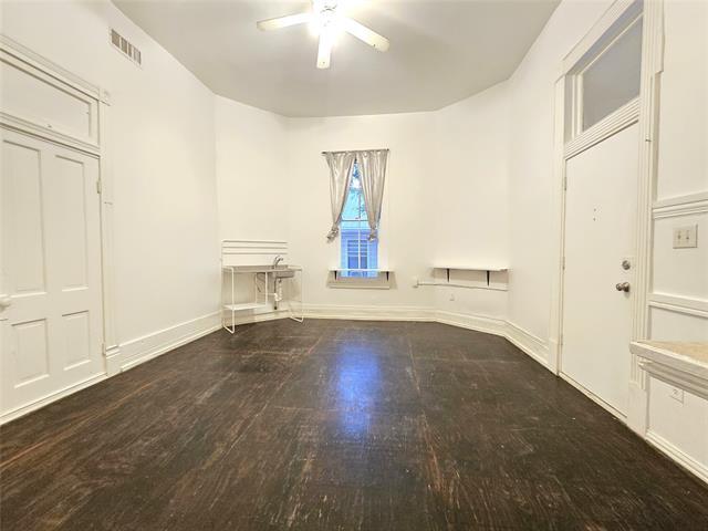 Primary Photo - 1100 E 8th St