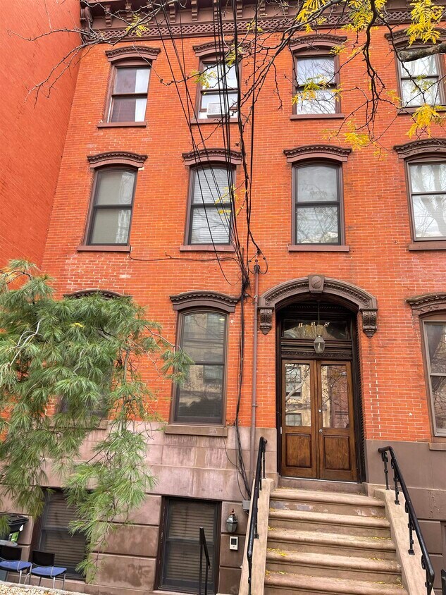 Primary Photo - 135 Grand St