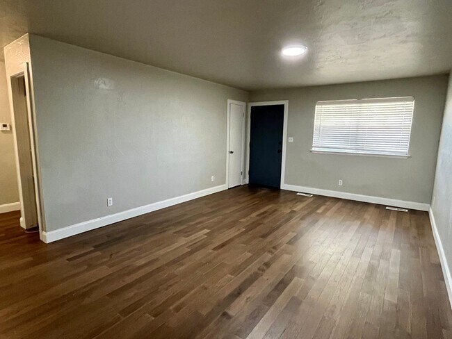 Foto del edificio - Beautiful Remodeled 4 bed 2 bath!