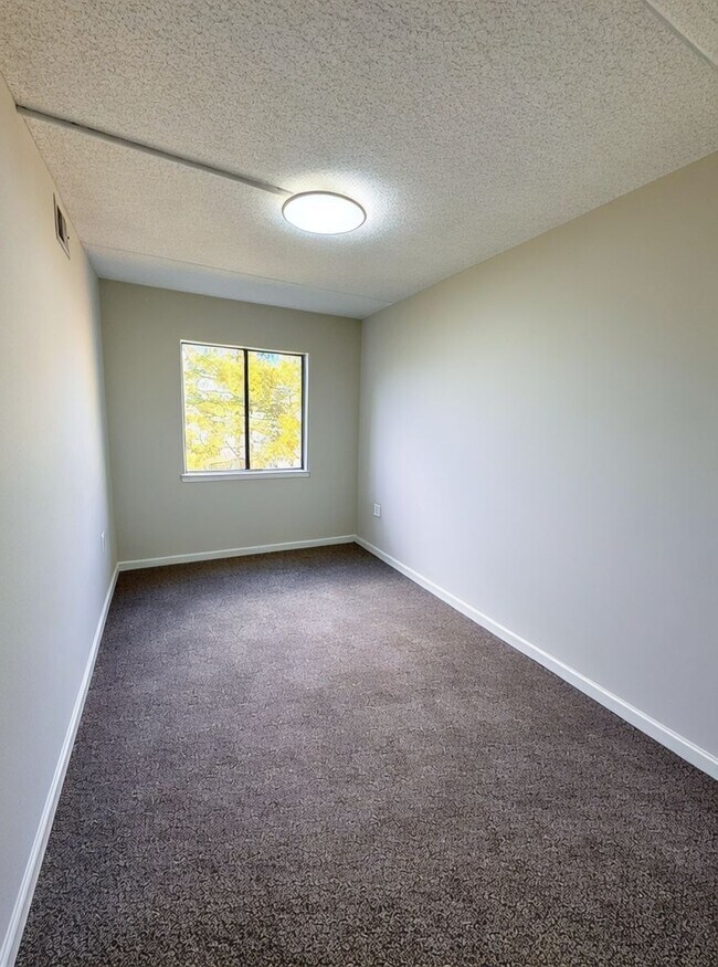 Foto del edificio - 5756F Village Green Dr