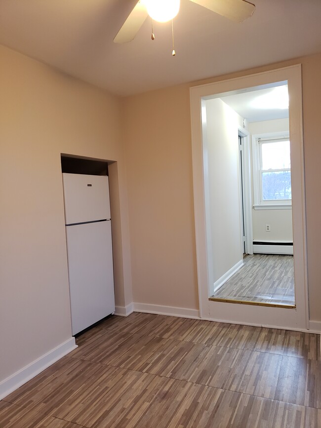 Kitchen/Hallway to 2nd bedroom - 619 Lincoln Blvd