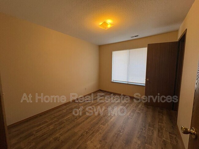 Foto del edificio - 714 E Bain St