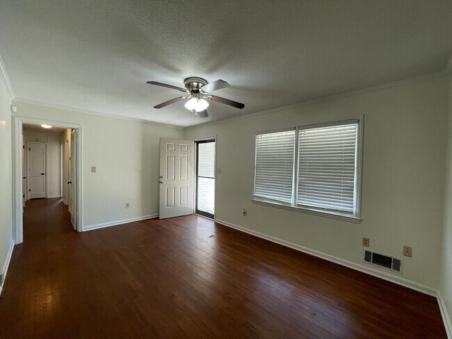 Foto del edificio - **PRELEASING**130 Derby Street | 3 BED 1.5 BATH CLOSE TO CAMPUS