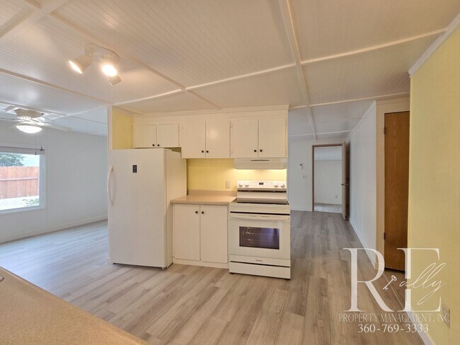 Foto del edificio - Private Beach Access – Bright, Breezy Livi...