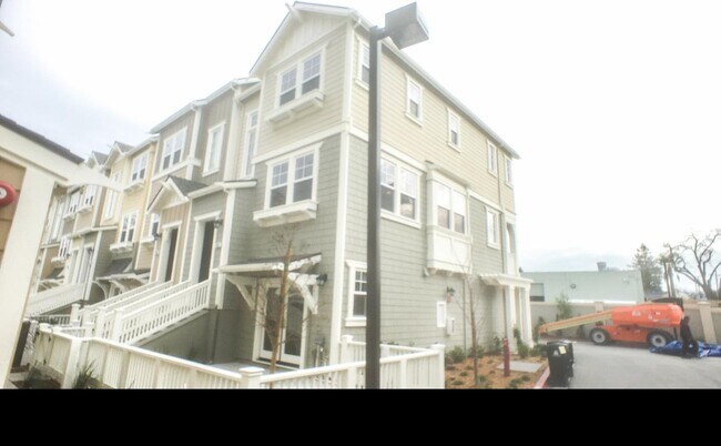 Building Photo - 854 Sycamore Loop