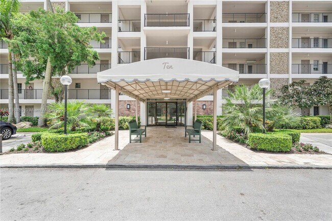Building Photo - 3150 N Palm Aire Dr