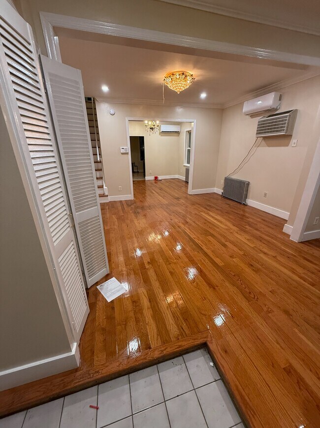 Foto del edificio - 92-14-14 Silver Rd