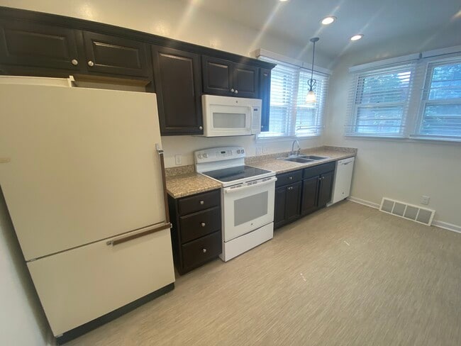 Photo - 222 Fairchild St House