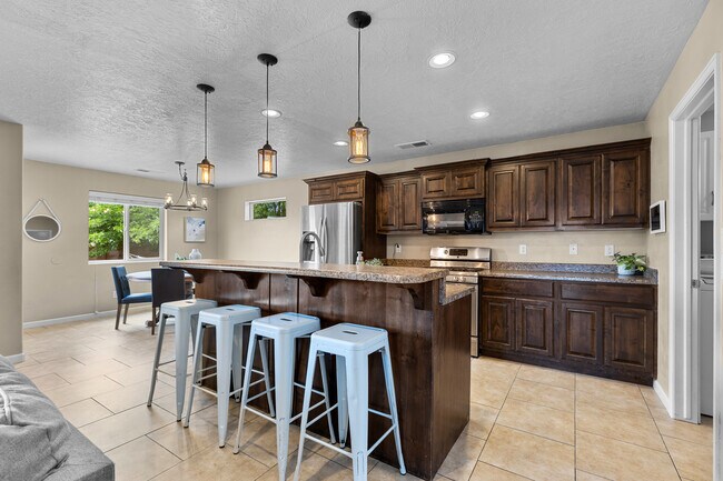 Building Photo - 225 N Falcon Ct