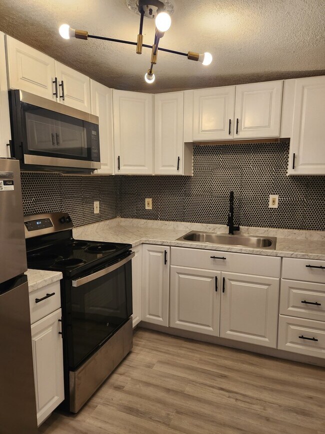 Building Photo - Updated 3/2 with oversize bedrooms