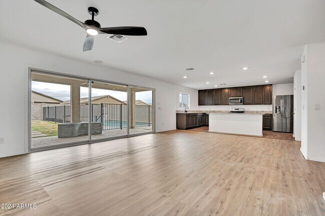 Foto del edificio - 12610 W Myrtle Ave