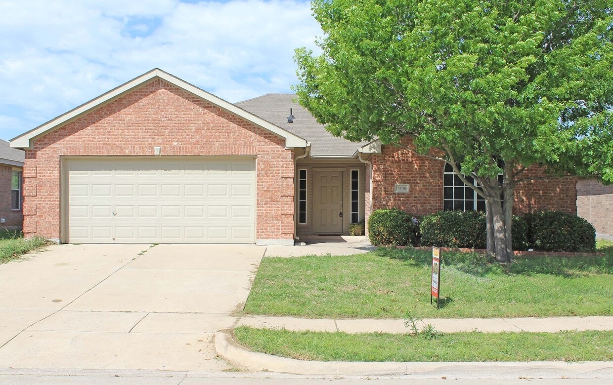 Primary Photo - 4 Bedroom 2 Bath home for Lease