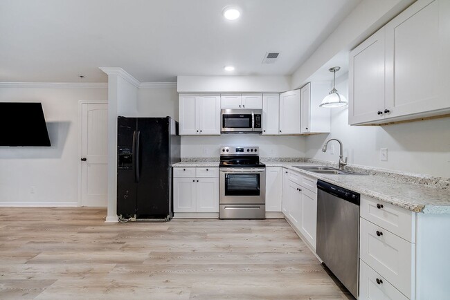 Foto del edificio - Updated 4 bedroom, 2 bathroom home coming ...