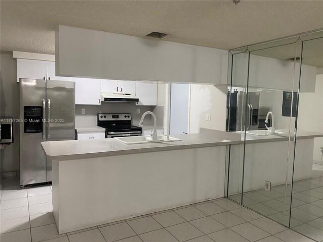 Foto del edificio - 7499 SW 10th St