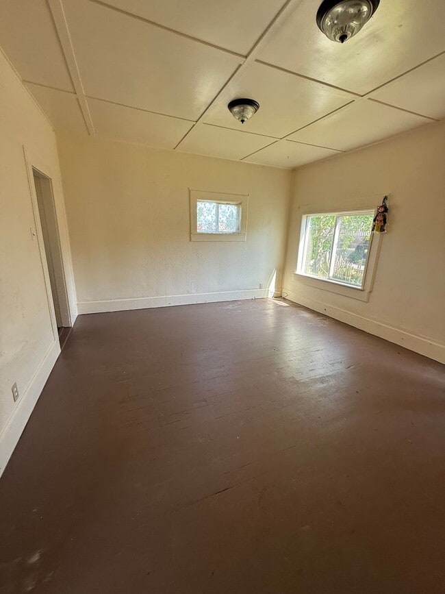 Building Photo - 3bd 1 1/2 ba