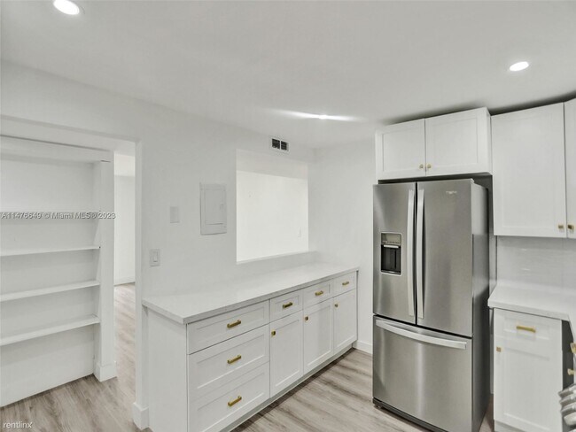 Building Photo - 3 br, 2.5 bath House - 2500 NE 135th St # ...