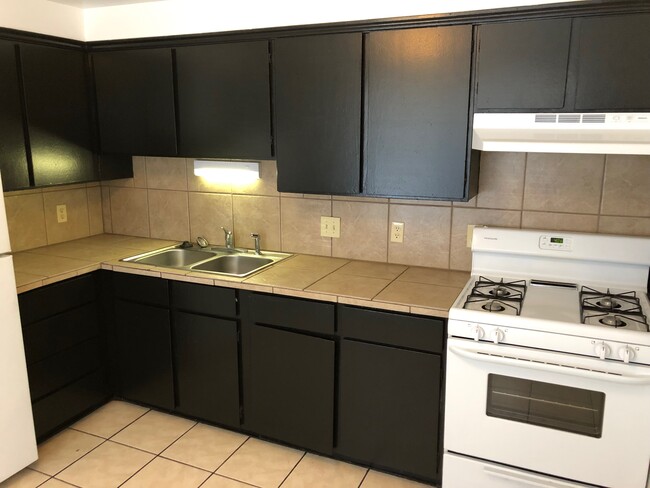 Great kitchen with room for table - 2360 Jefferson Ave