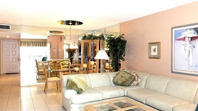 Building Photo - 2212 S Cypress Bend Dr