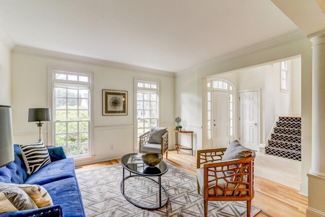 Building Photo - 704 Longleaf Dr NE