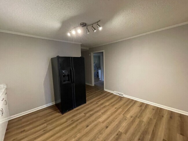 Foto del edificio - 3 bedroom 1 bath house available!