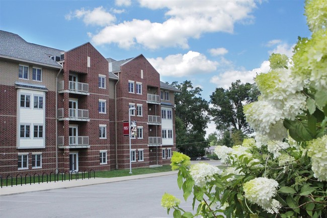 Wall and Grand Apartments - Apartments in Carbondale, IL | Apartments.com