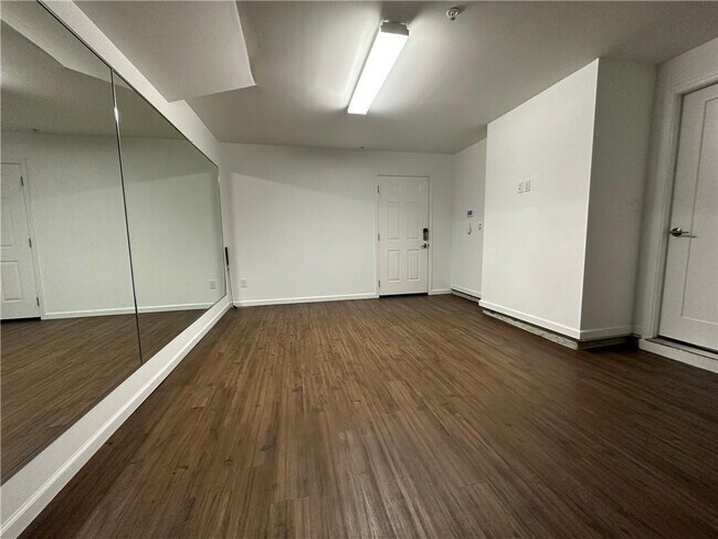 Building Photo - 18 Peachtree Way NE