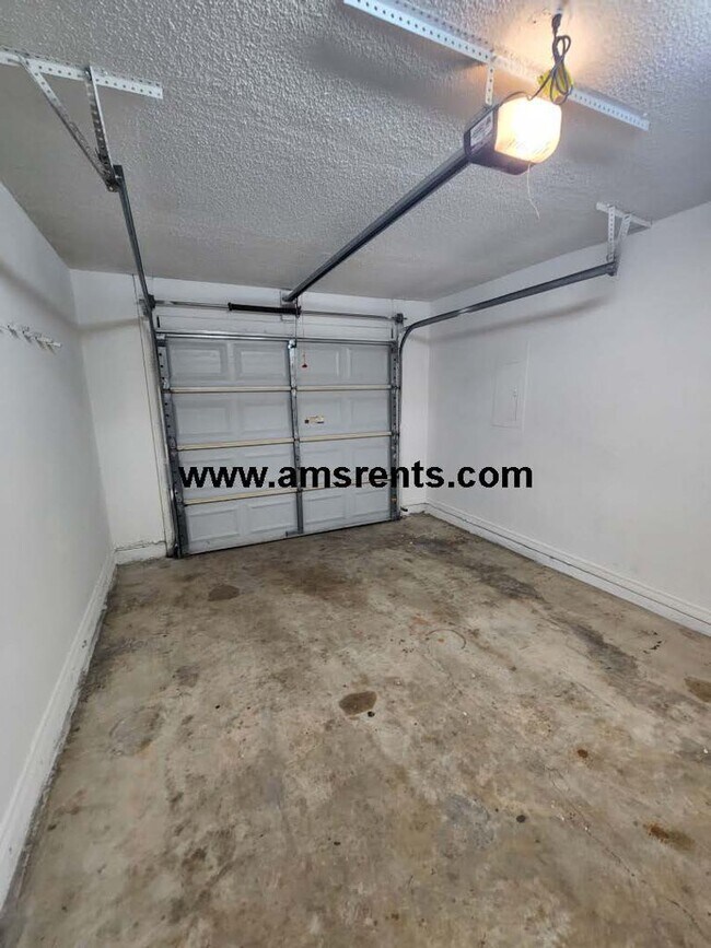 Foto del edificio - Charming 3-bedroom, 2-bathroom home in Poinciana