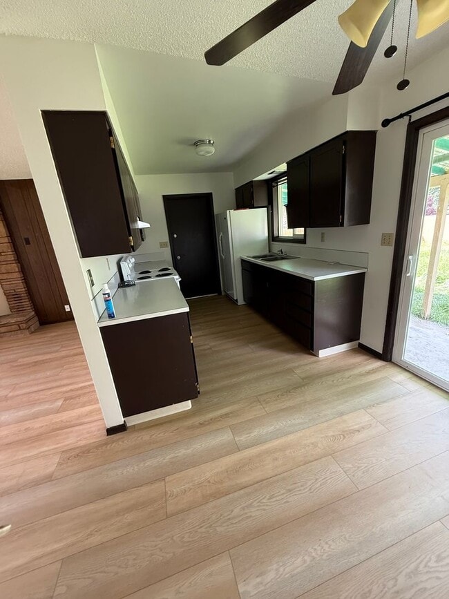 Building Photo - Cute 2 bedroom w/big garage!