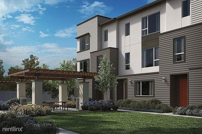 Building Photo - 4 br, 2.5 bath Townhome - 10708 Parrot Avenue